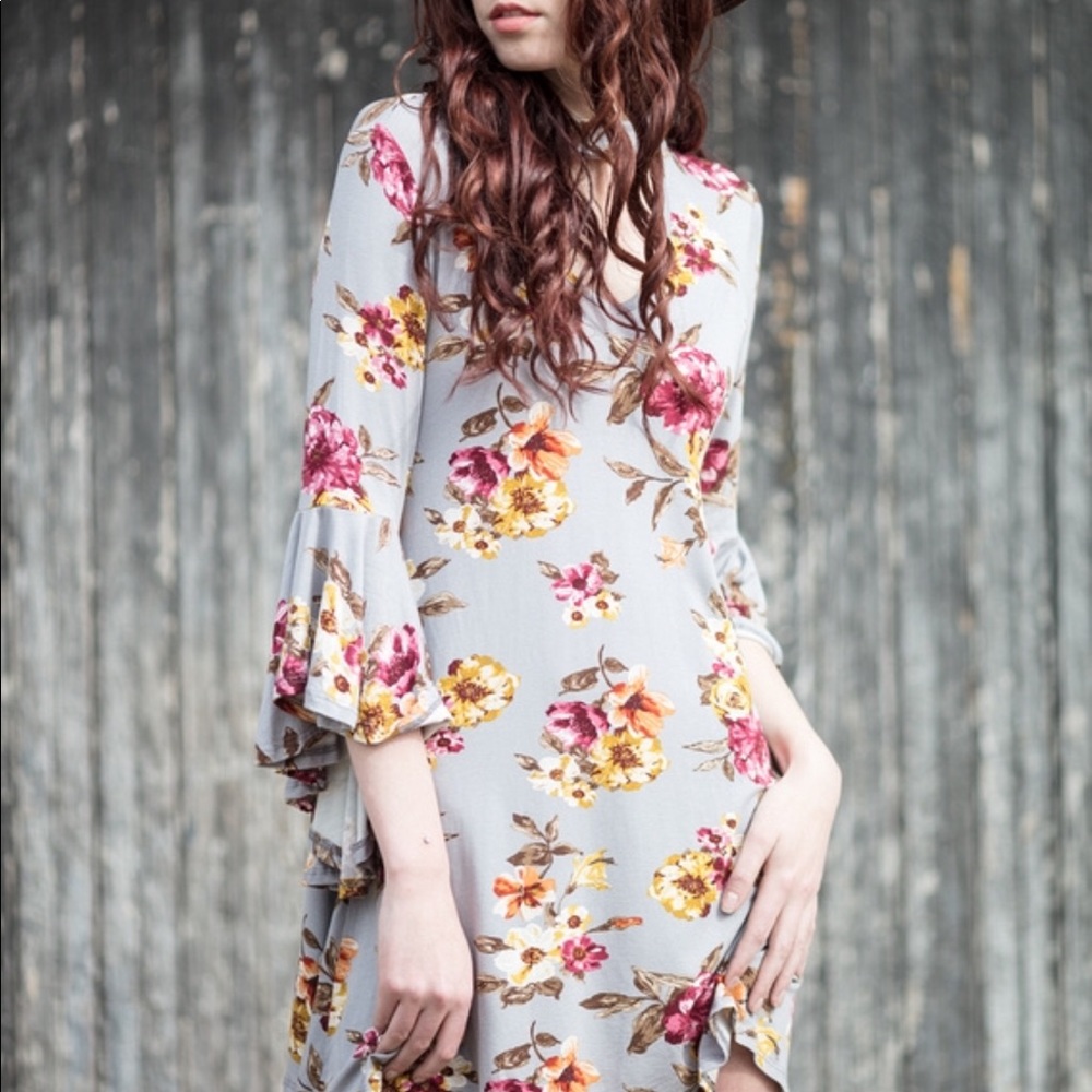 NWT! Bell sleeve floral dress